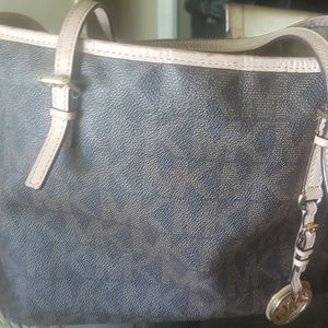 Micheal Kors Purse. DOES NOT have the cosmetic bag